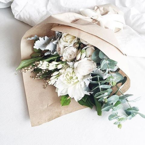 White Florals Brown Paper Bouquet – BUDS FLORAL DESIGNS